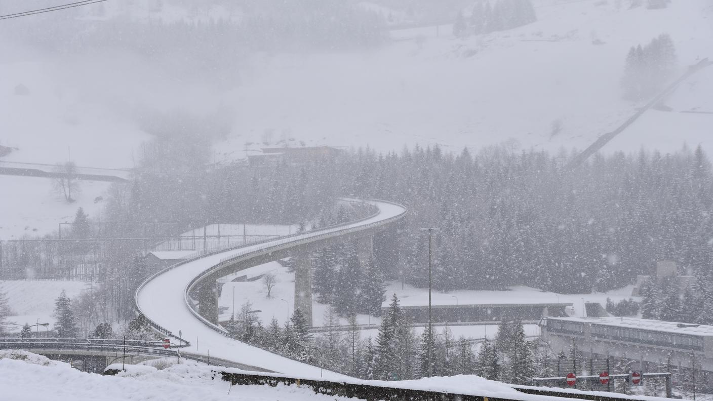 Gli svincoli nella zona nord di Airolo sotto la neve abbondante di martedì