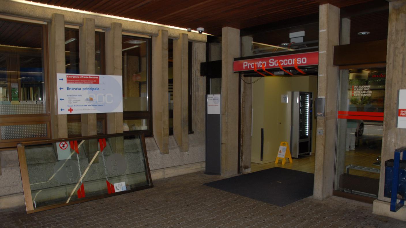Importanti i danni all'entrata del pronto soccorso