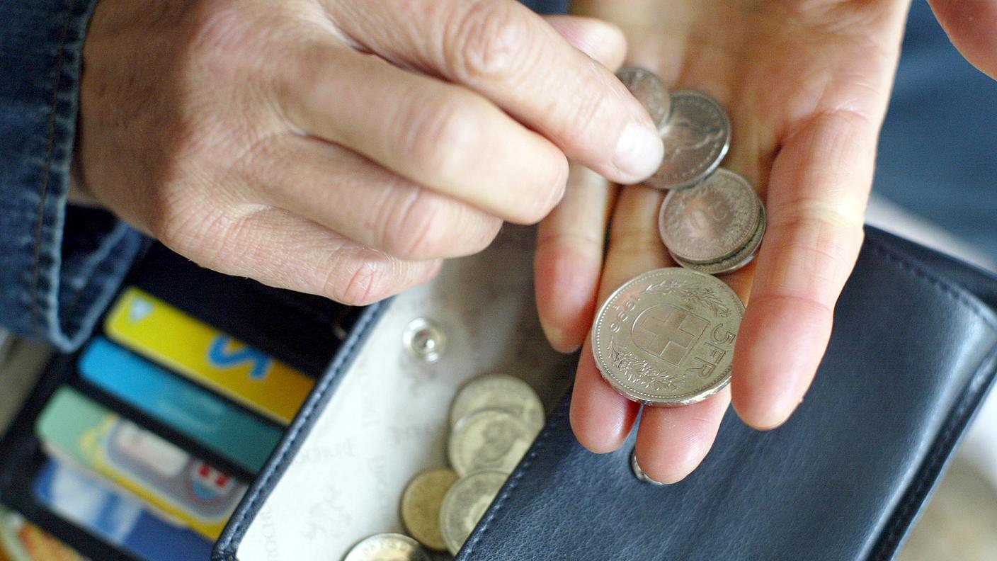 Uno svizzero su tre intende ridurre le proprie spese