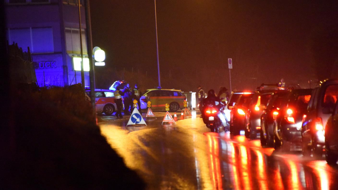 La zona, isolata dalla polizia dopo l'incidente