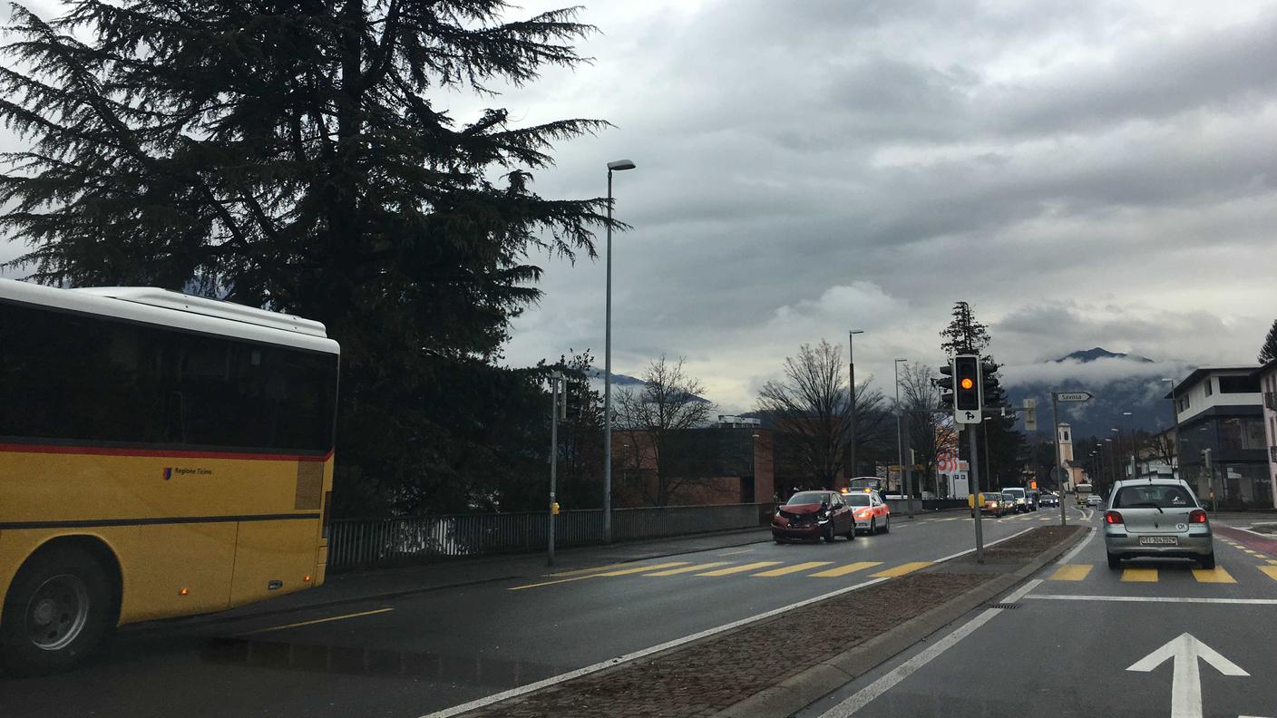 Il punto dell'incidente sulla strada cantonale, tra Vezia e Savosa