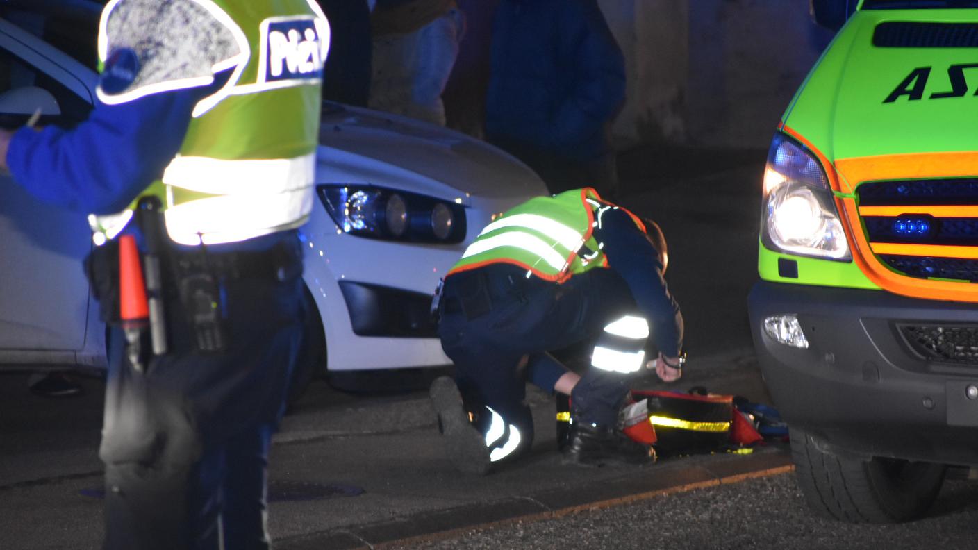 Il giovane è stato travolto da un'auto guidata da un 83enne delle Tre Valli