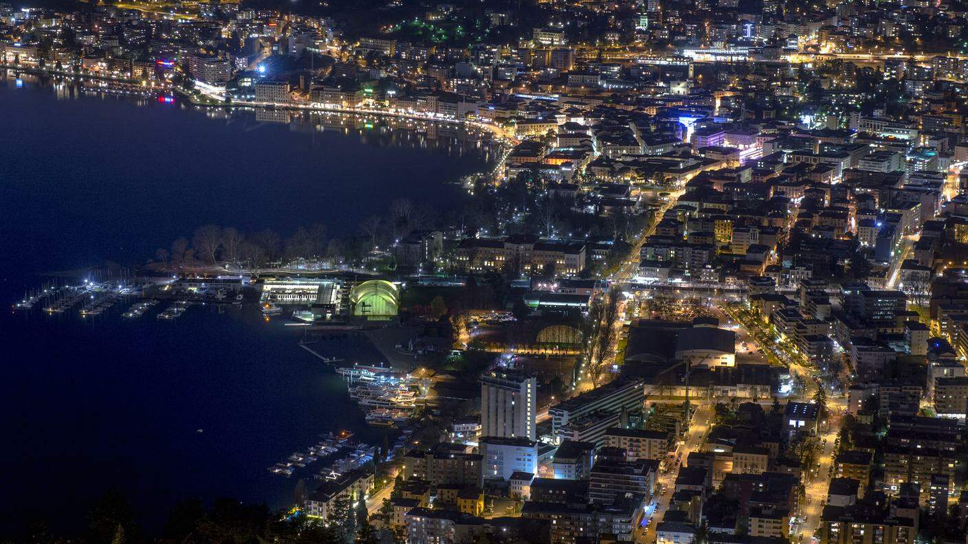 Lugano illuminata di notte