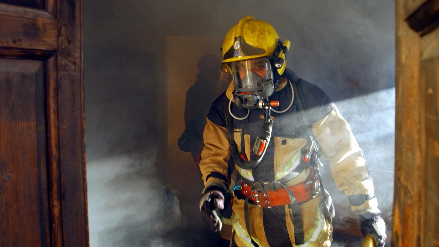 L'uomo è stato estratto dall'appartamento in fiamme dai pompieri