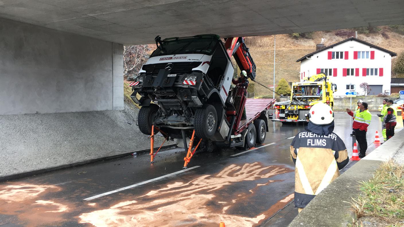 L'autocarro è stato piegato dalla forza dell'urto tra gru e sottopassaggio