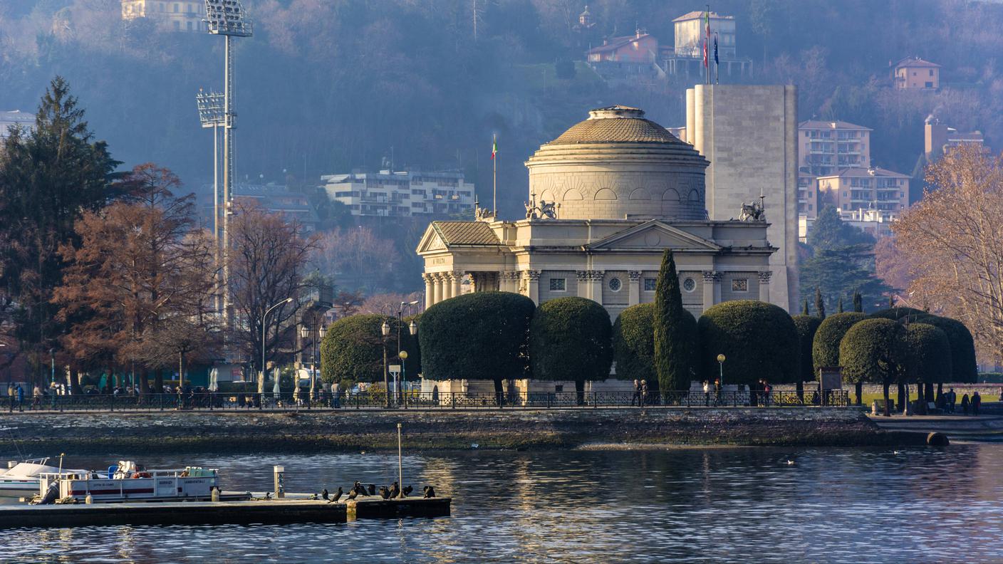 Il lungolago di Como nei pressi del Tempio voltiano