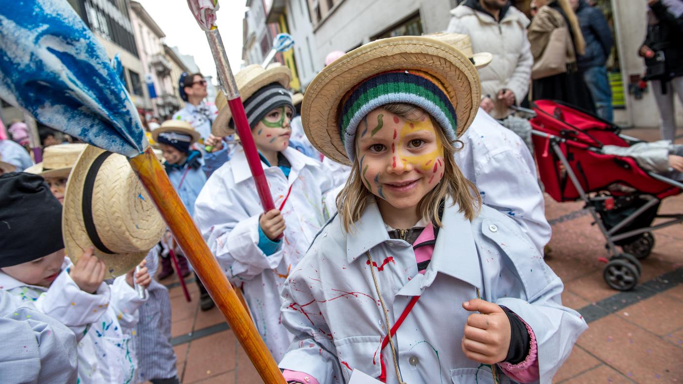 Bimbi mascherati e sorridenti a Chiasso