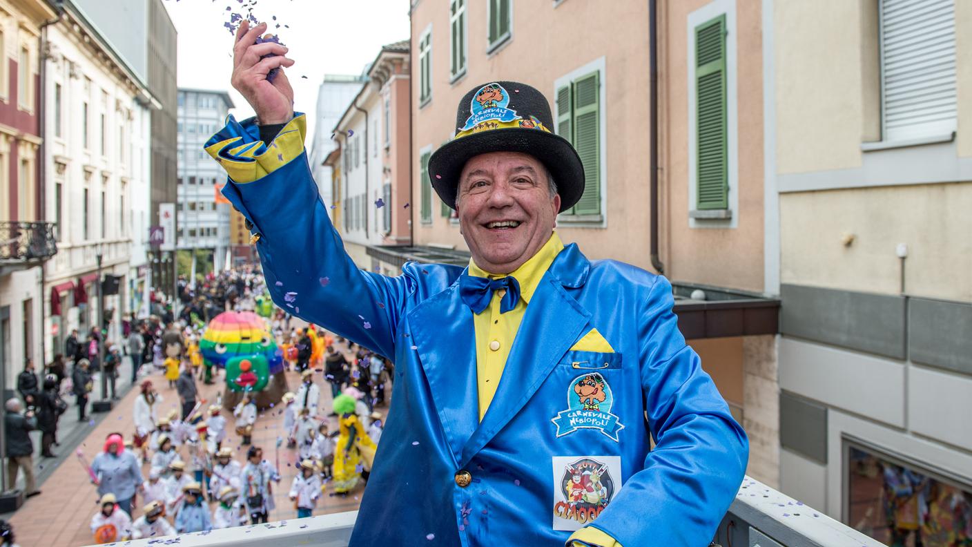 Il primo ministro del Nebiopoli apre il corteo dei bimbi