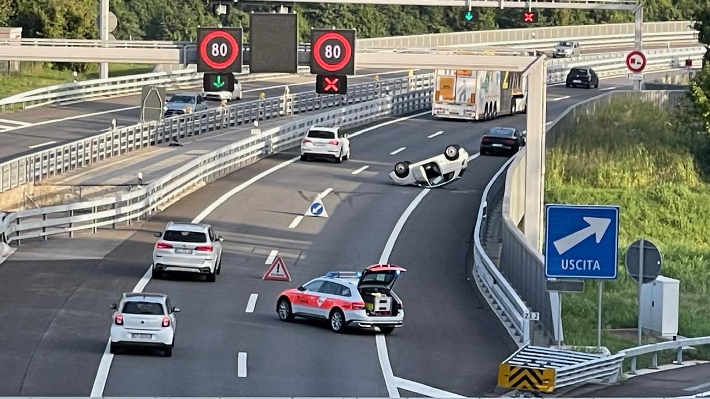 L'incidente si è verificato a inizio serata, all'altezza del viadotto di Noranco in direzione sud