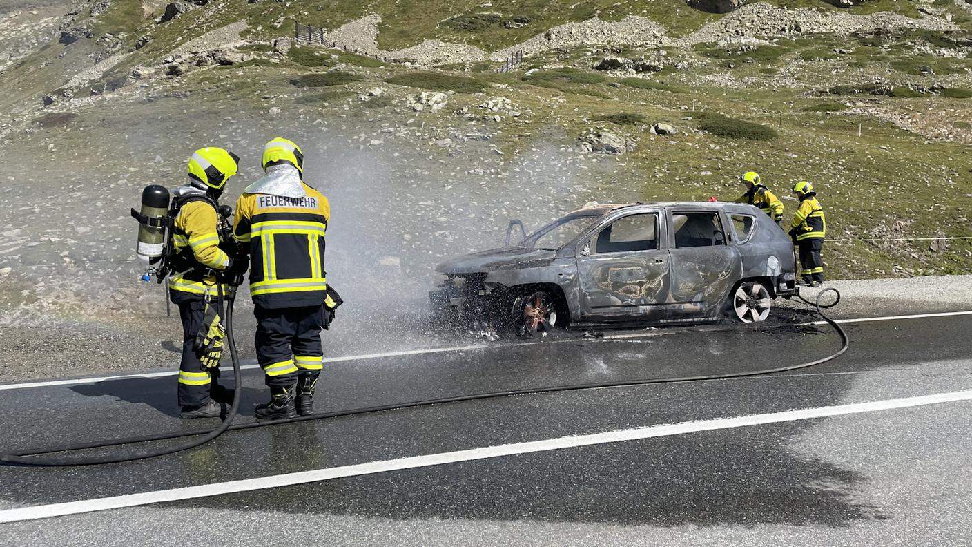 Il mezzo ha preso fuoco sul Passo del Bernina