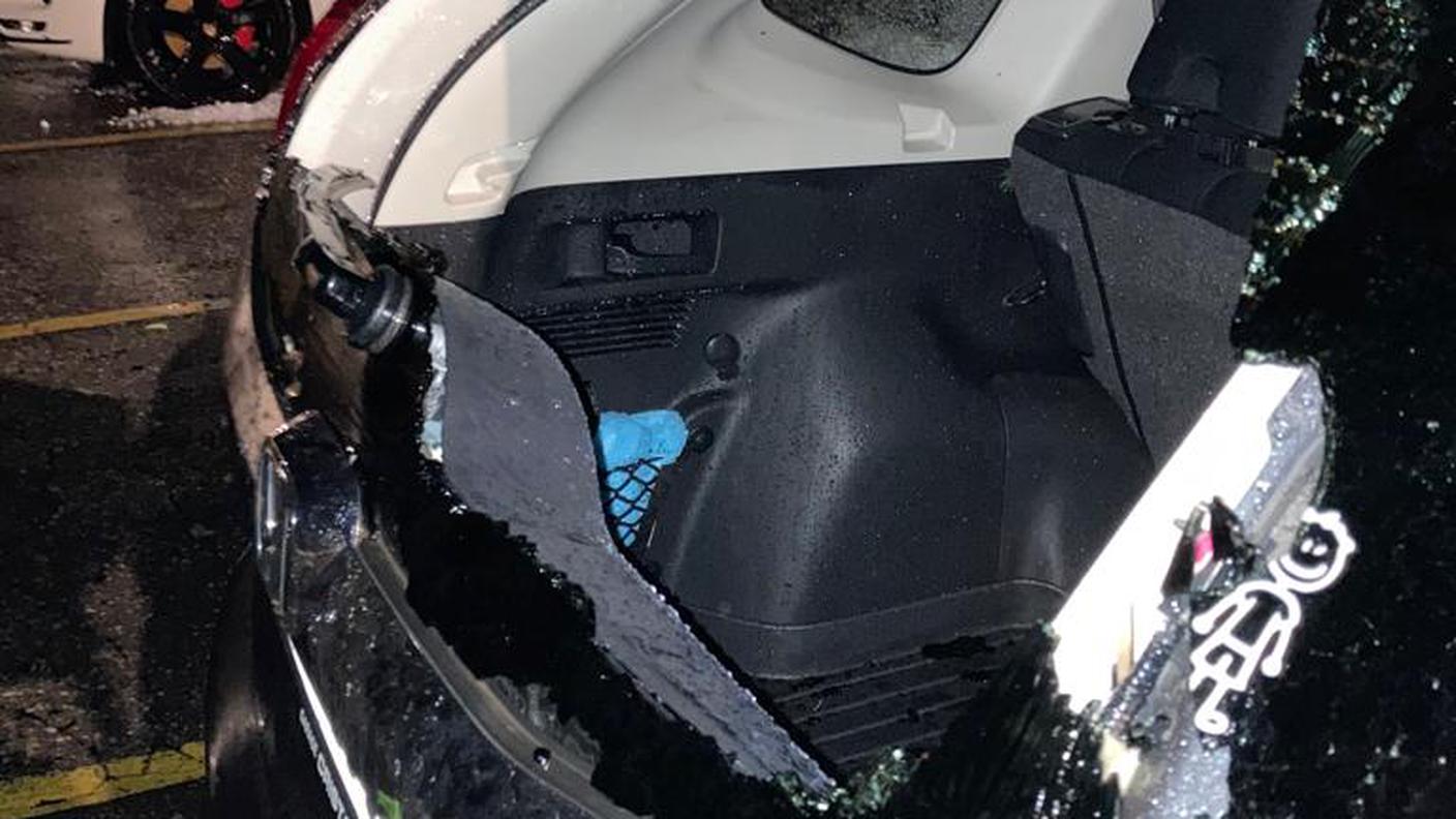 Completamente distrutto il lunetto posteriore di quest'auto