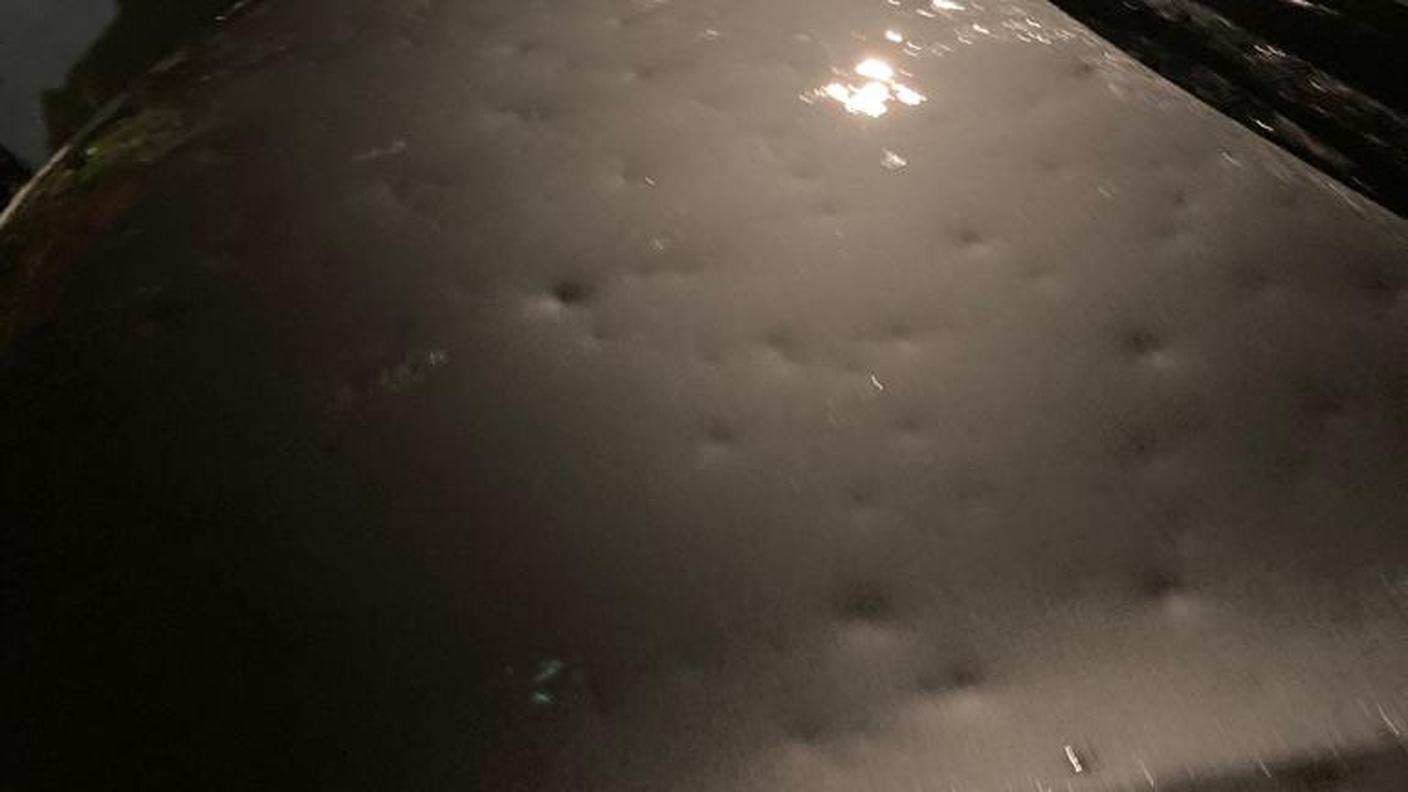I danni causati dalla grandine sulla carrozzeria di una vettura
