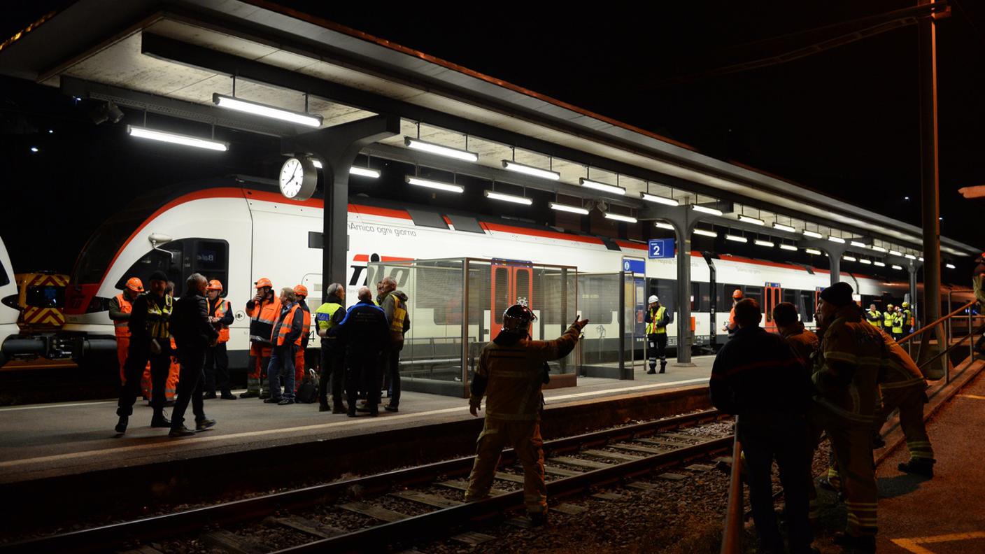 Soccorritori e polizia alla stazione di Balerna