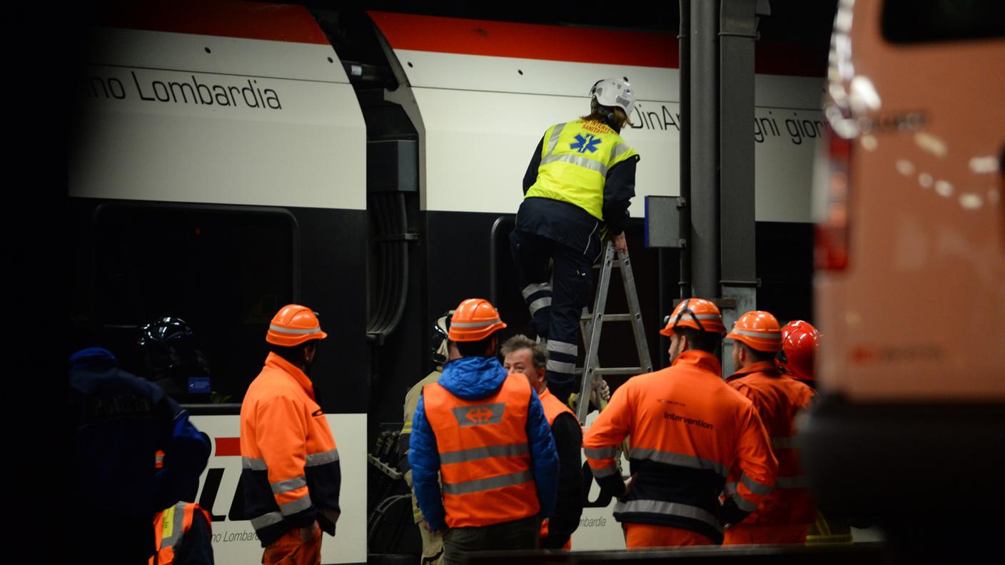 L'intervento dei soccorritori sul tetto della carrozza