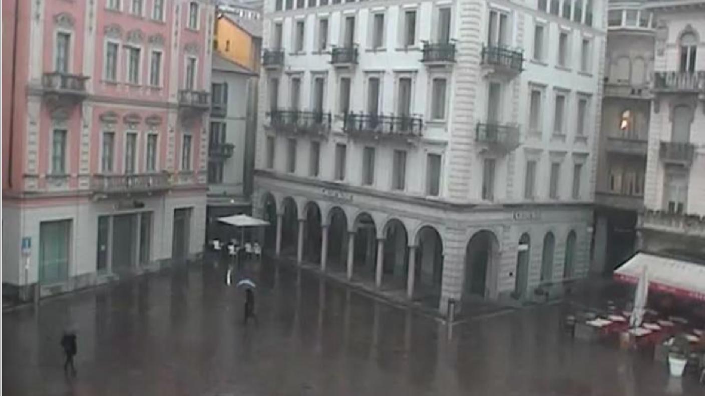 Piazza Riforma a Lugano sotto la pioggia battente martedì 