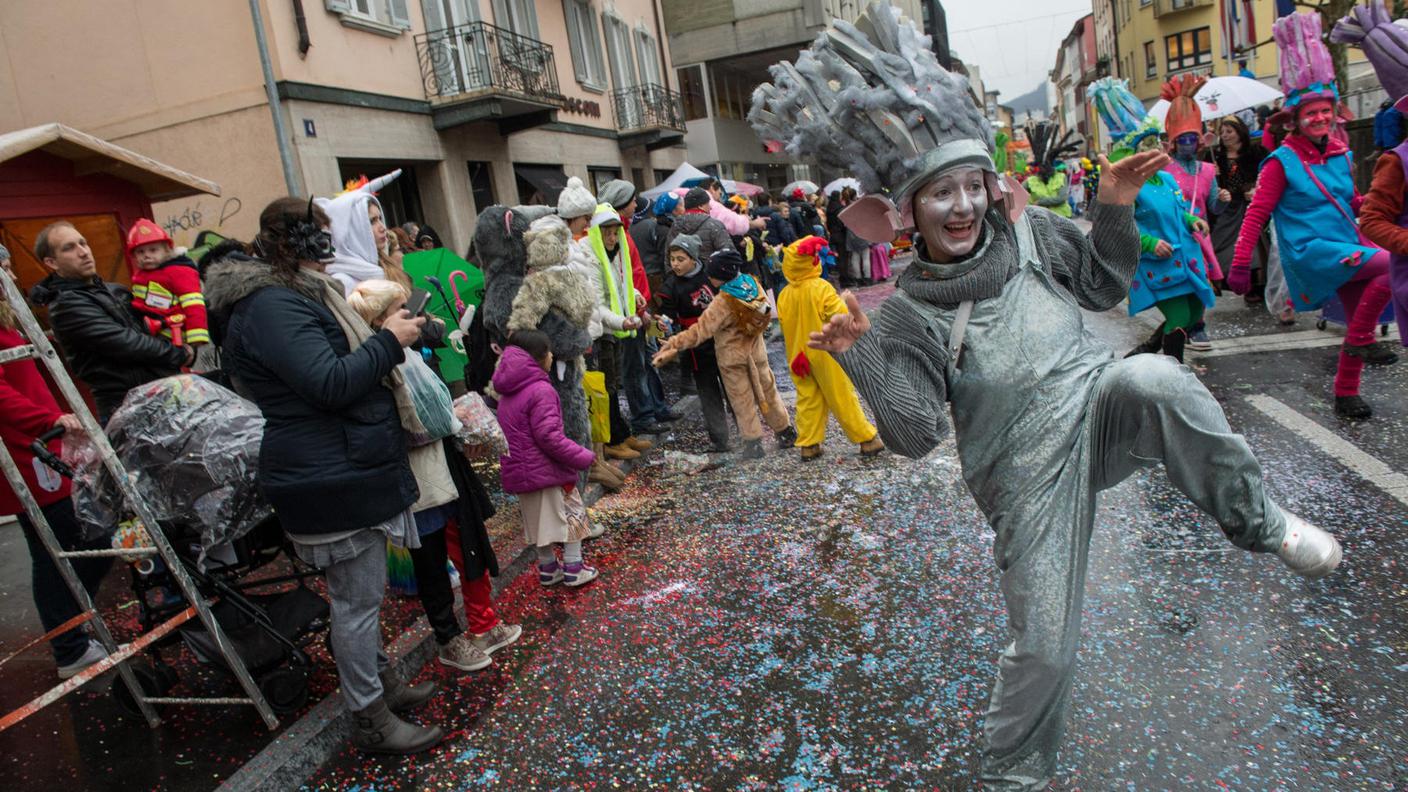Il maltempo non ha frenato il dinamismo del corteo nel centro di Chiasso