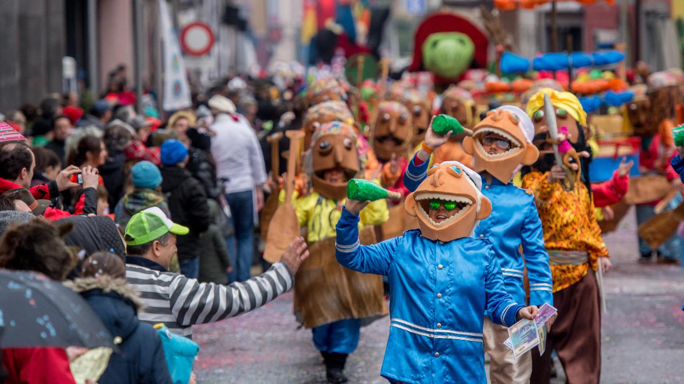 Il centro di Chiasso martedì è diventato una festa di colori, maschere e divertimento