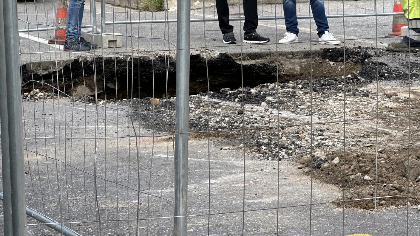 Mendrisio, cede la strada e si forma una voragine