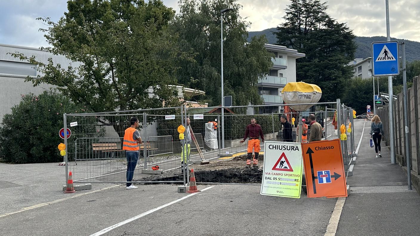 Mendrisio, cede la strada e si forma una voragine