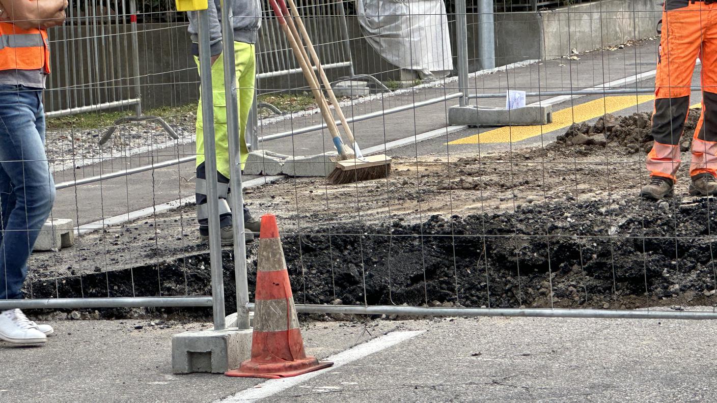Mendrisio, cede la strada e si forma una voragine