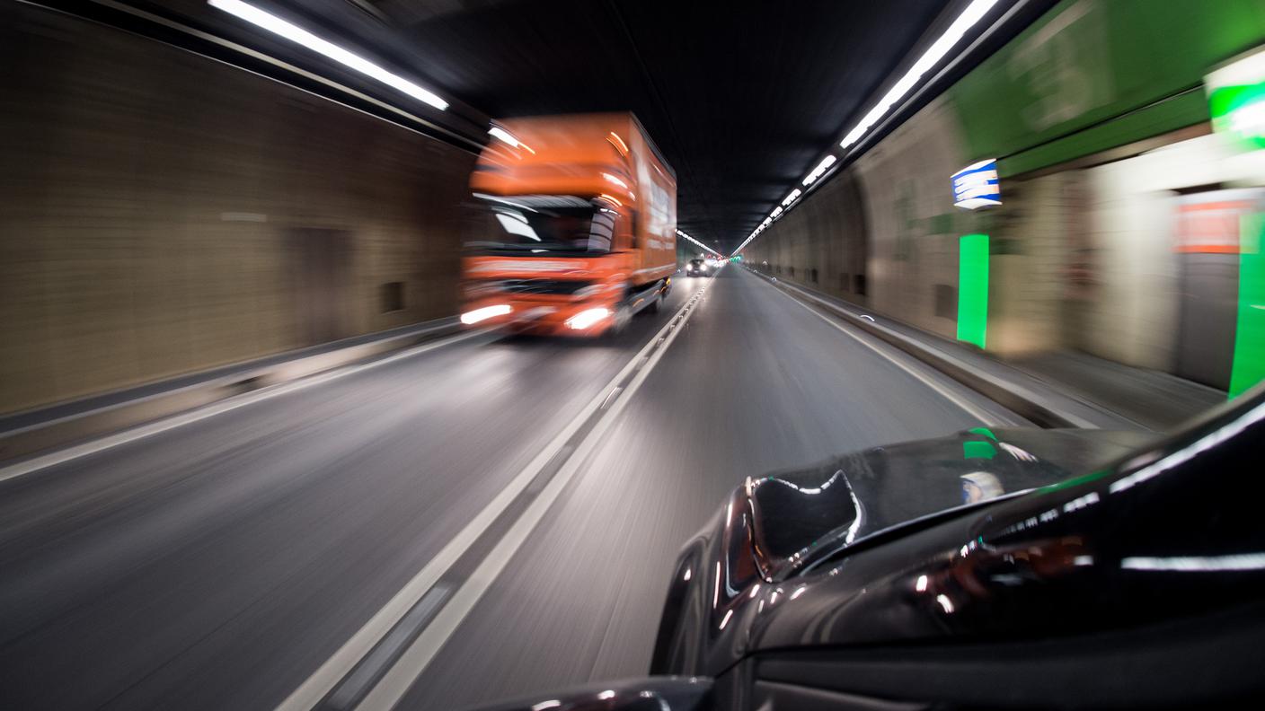 Un camion nel tunnel del Gottardo