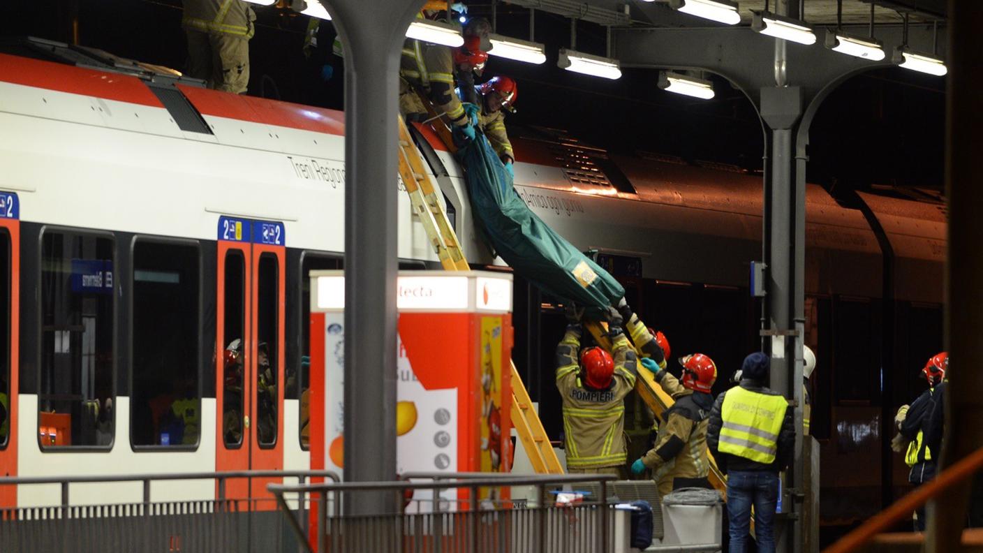 Il recupero del corpo dal tetto del treno