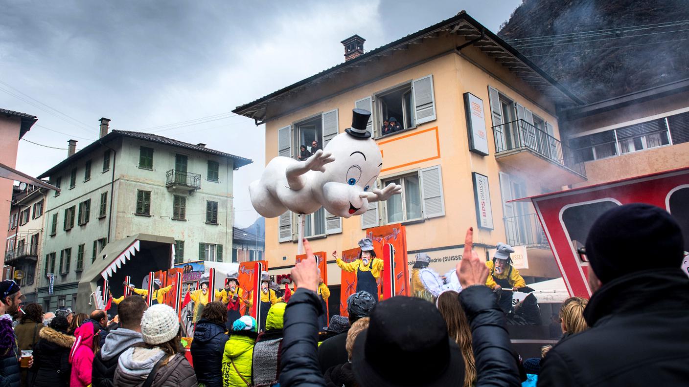 Un momento del corteo, bagnato dalla pioggia