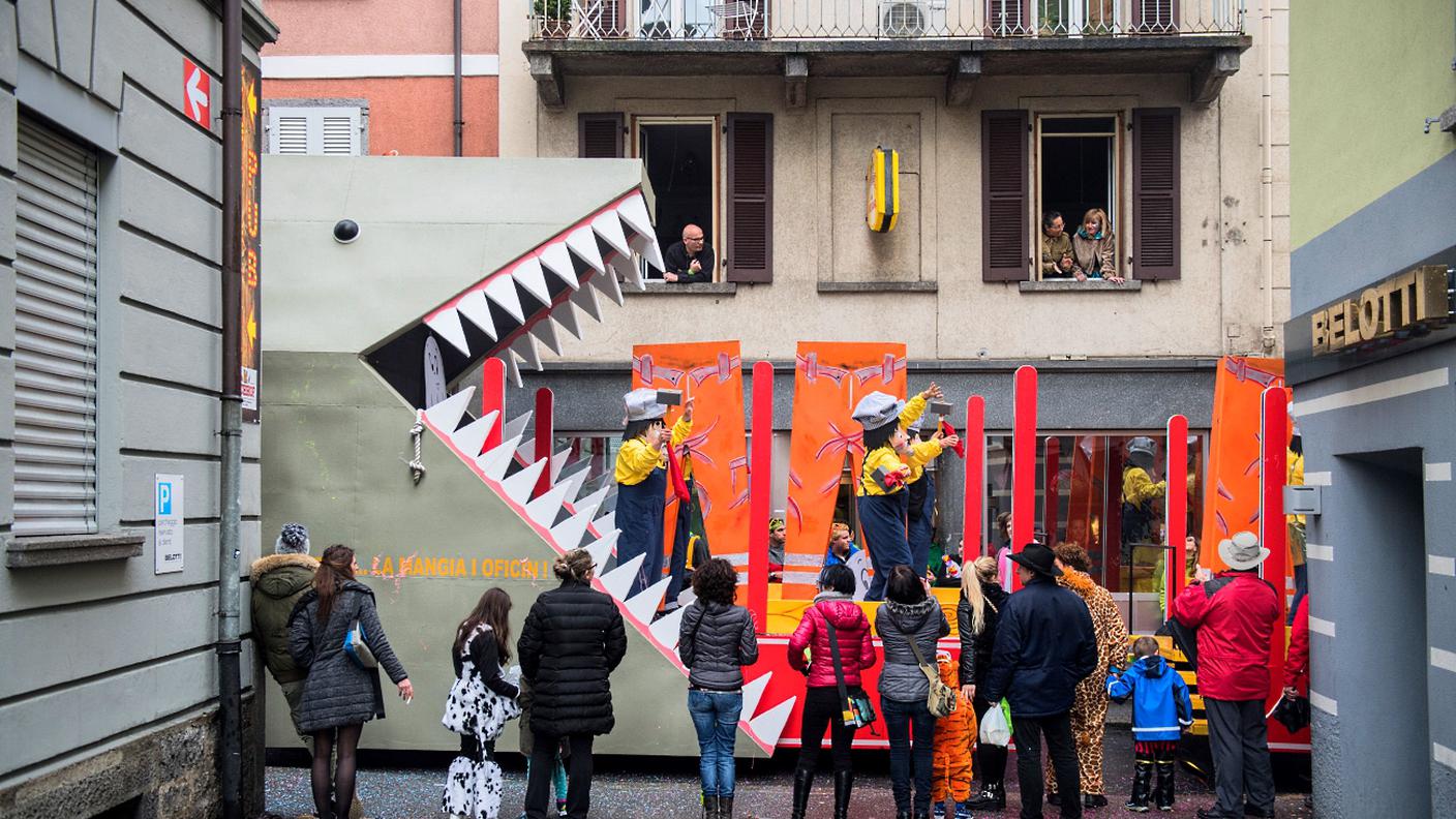 Un momento del corteo, bagnato dalla pioggia
