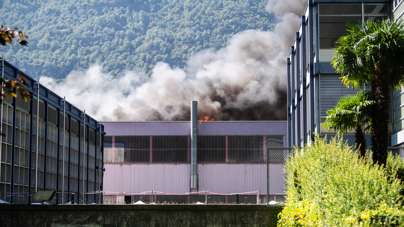 Le fiamme sul tetto della pista di Biasca