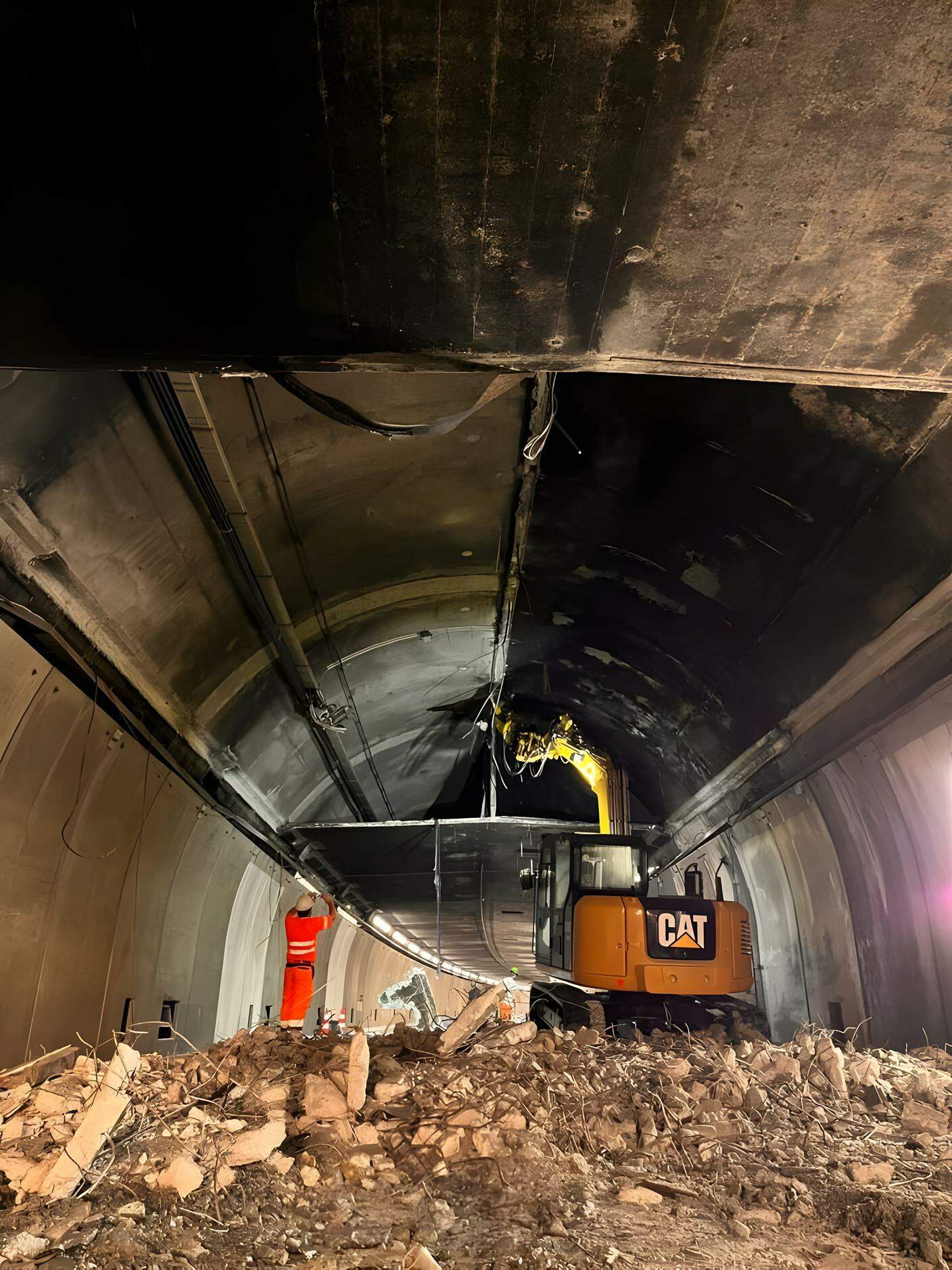 Lavori in corso all'interno del tunnel del San Gottardo