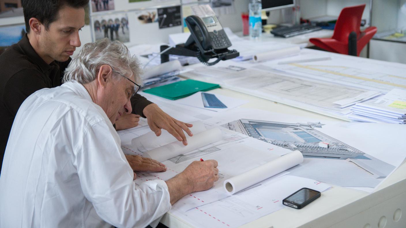 Botta mentre disegna la pista