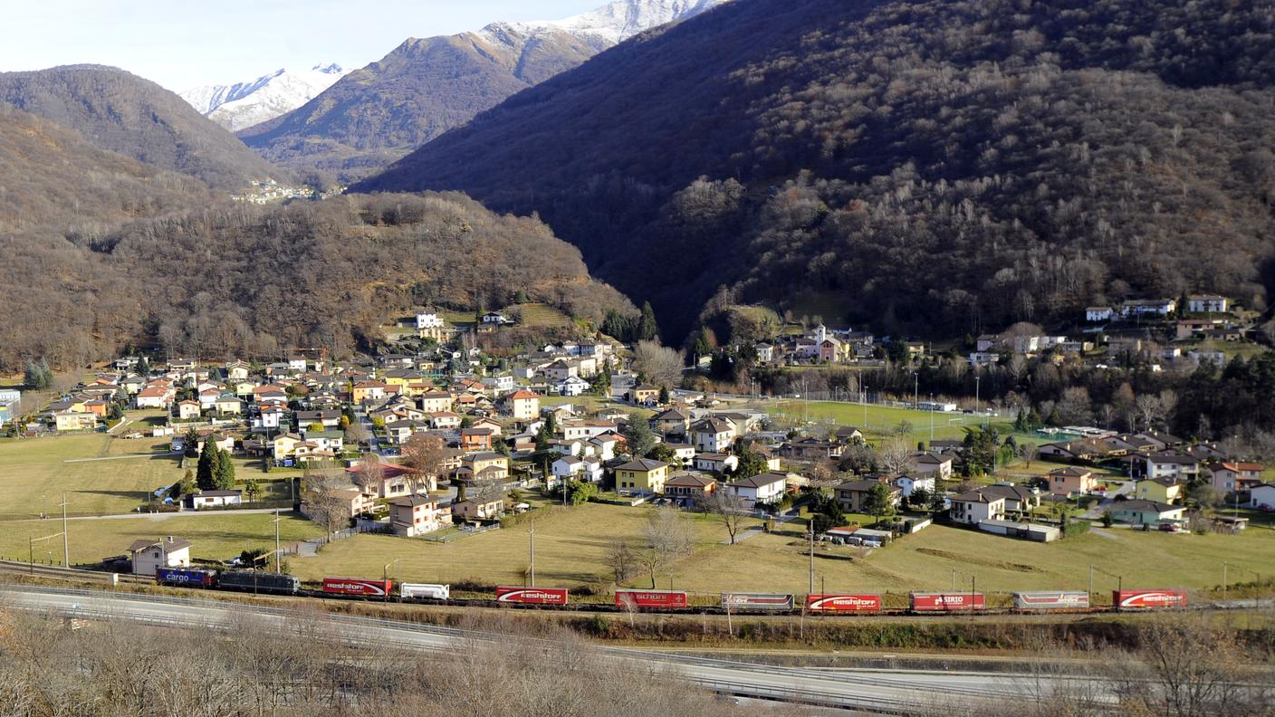 Treno merci in transito a Camignolo