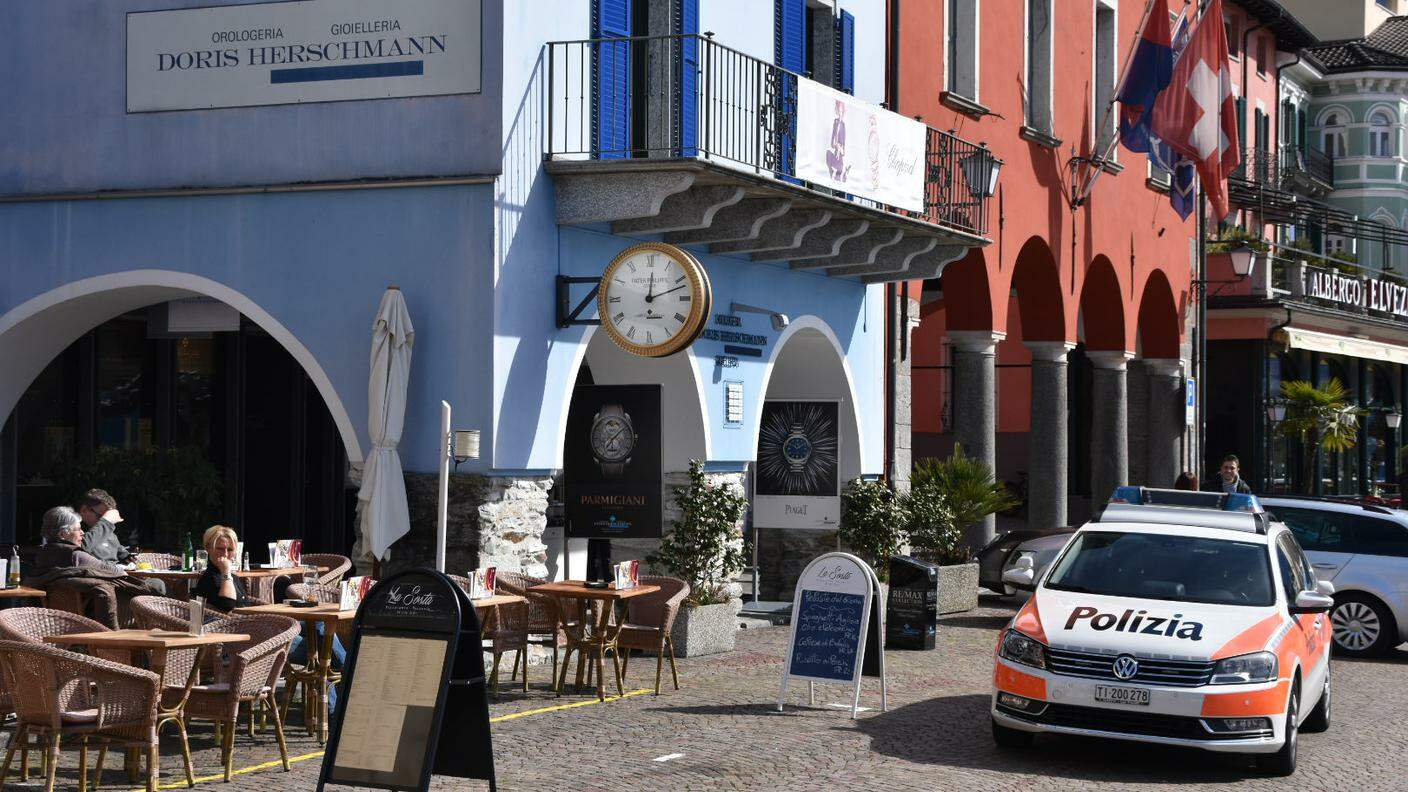 La polizia sul luogo della tentata rapina alla gioielleria, sul lungolago di Ascona