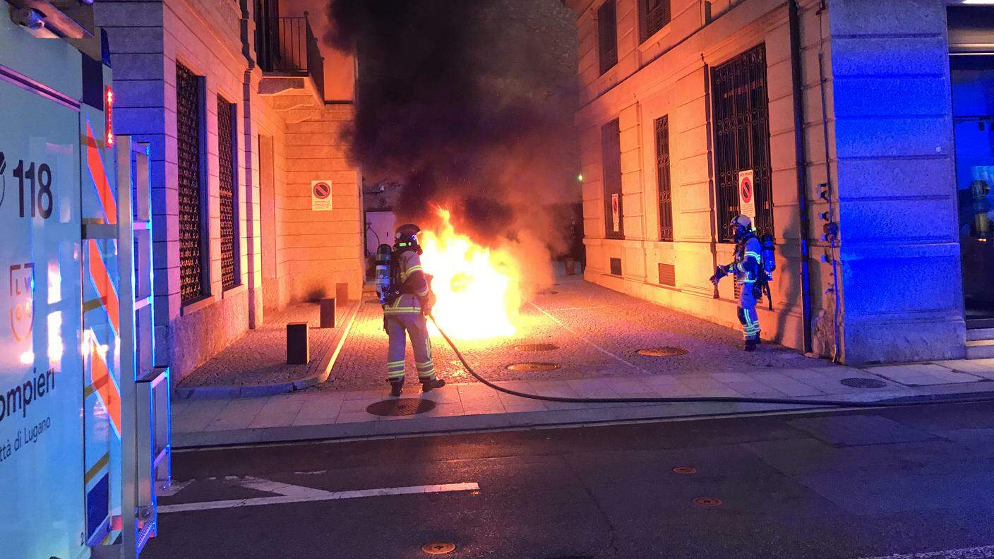L'intervento dei pompieri in centro a Lugano
