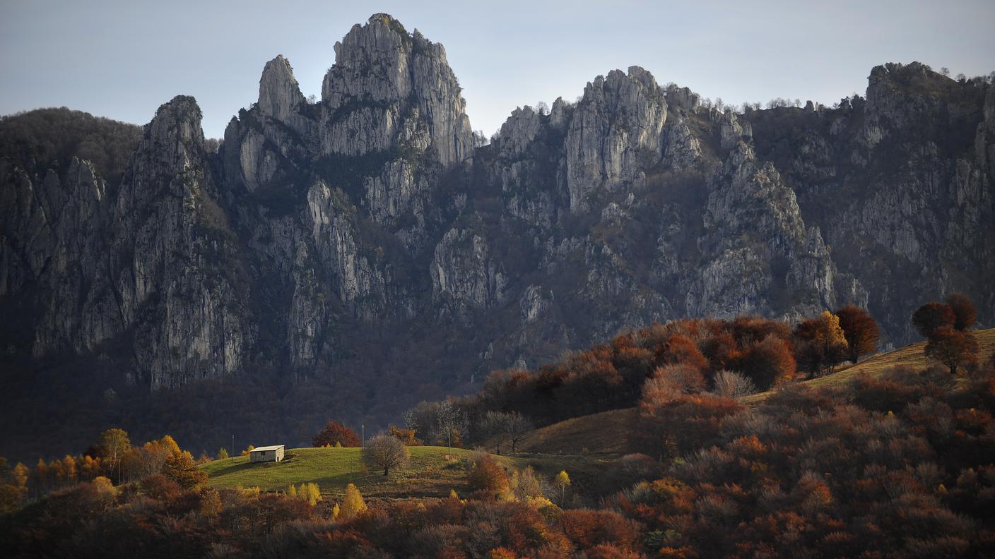 Valcolla, una veduta autunnale sui Denti della Vecchia