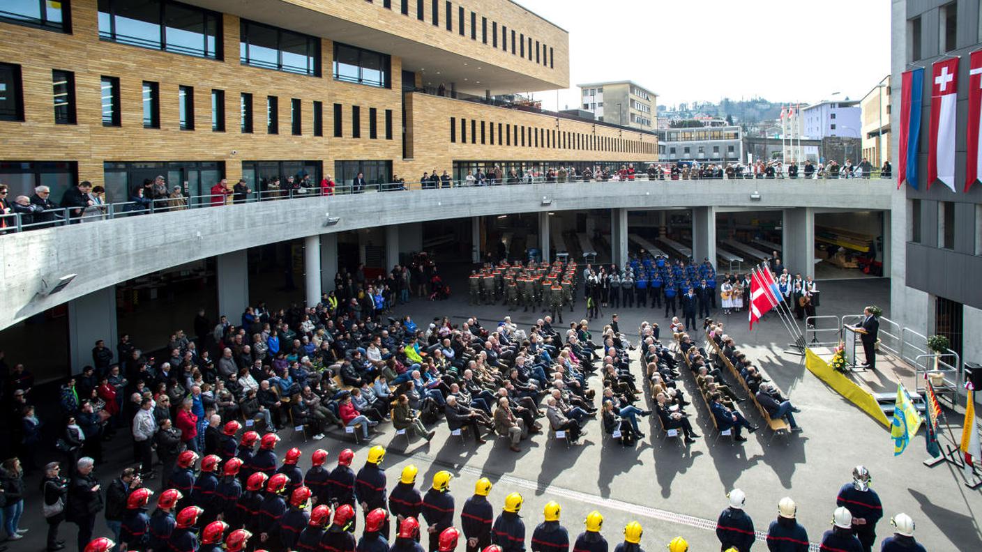 Corpi di pronto intervento e ospiti schierati nella piazza centrale