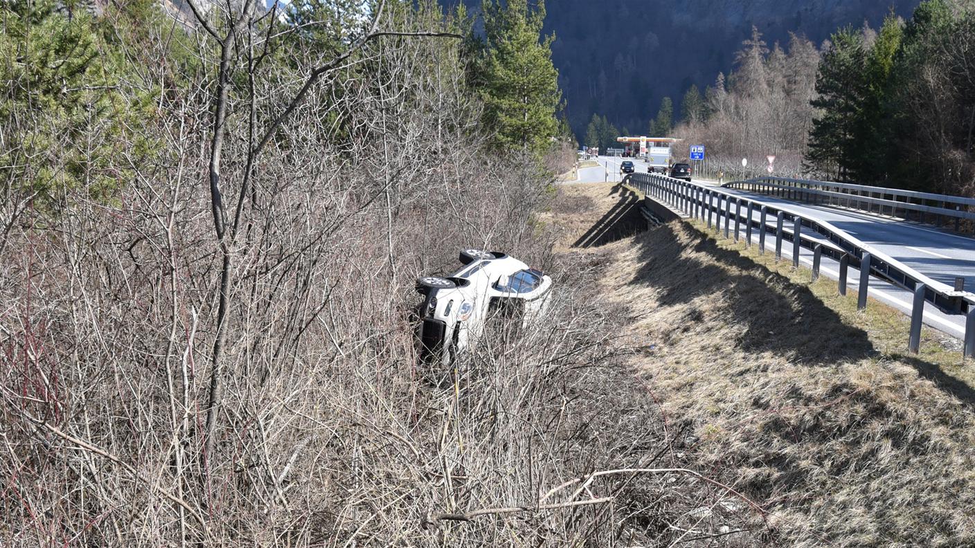 La vettura finita fuori strada