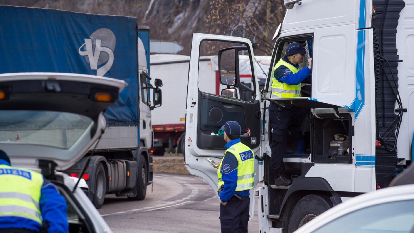 Agenti ticinesi effettuano controlli sugli autotreni in transito