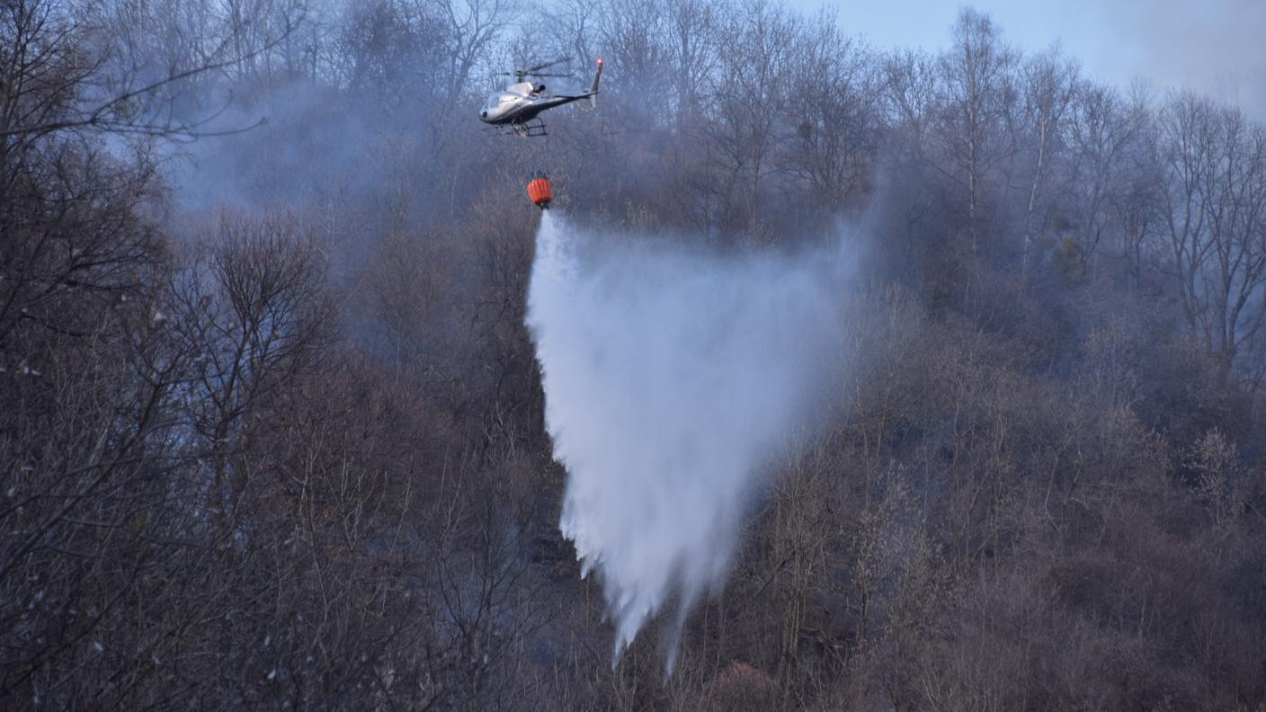L'elicottero impiegato per spegnere le fiamme