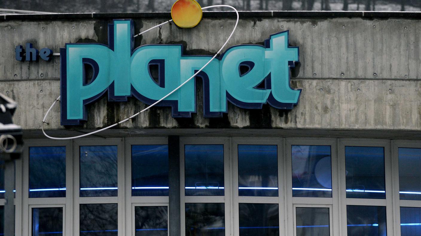 L'insegna del centro fitness Planet, che traslocherà nei prossimi mesi