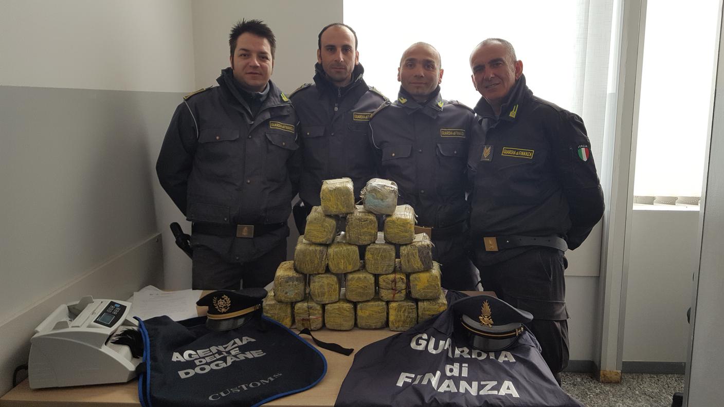 Lo stupefacente sequestrato dalla guardia di finanza