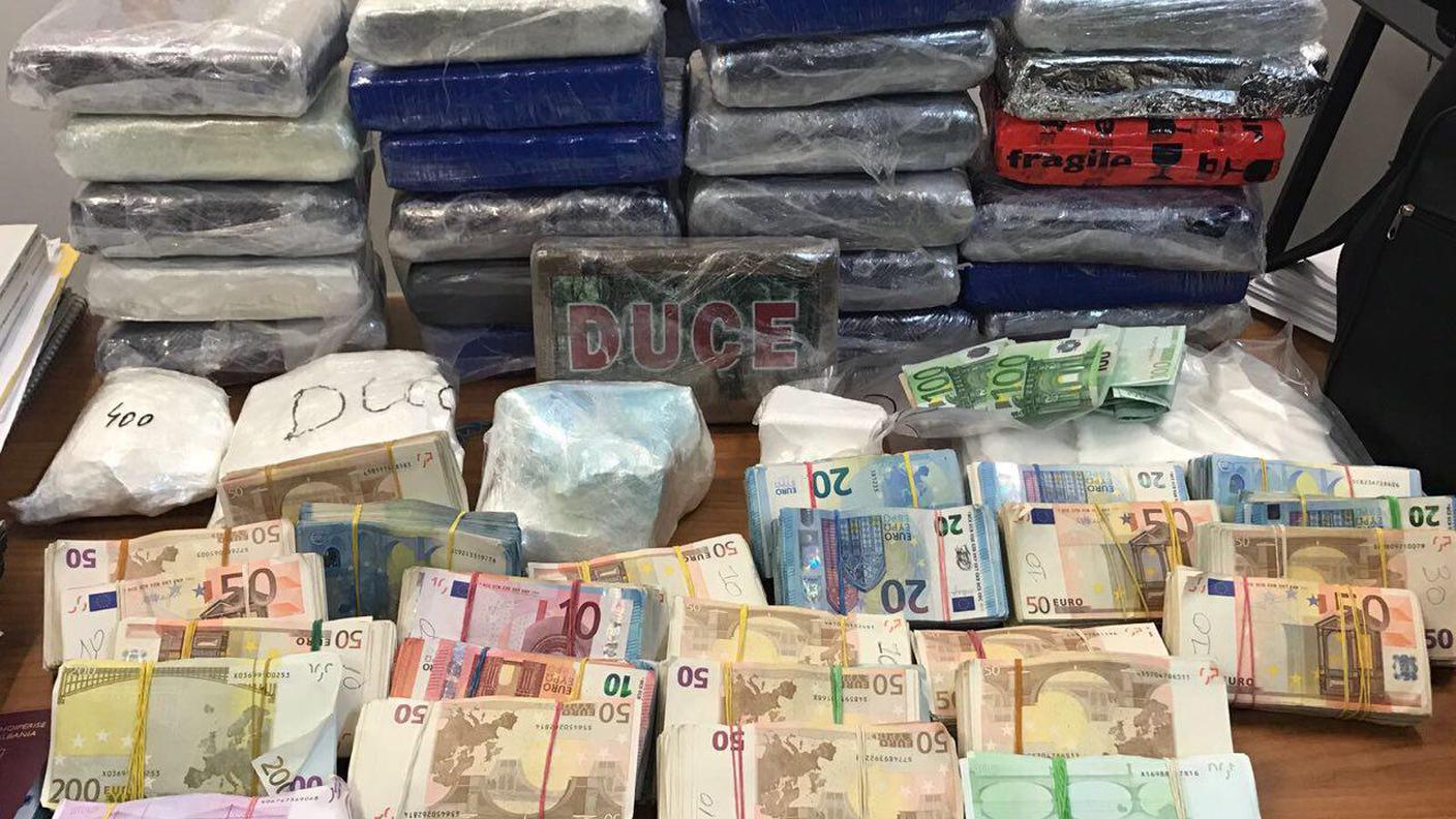 La coca e gli euro sequestrati dalle fiamme gialle in provincia di Como