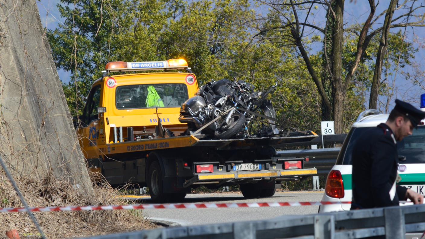 La caduta dei massi non ha dato scampo al motociclista