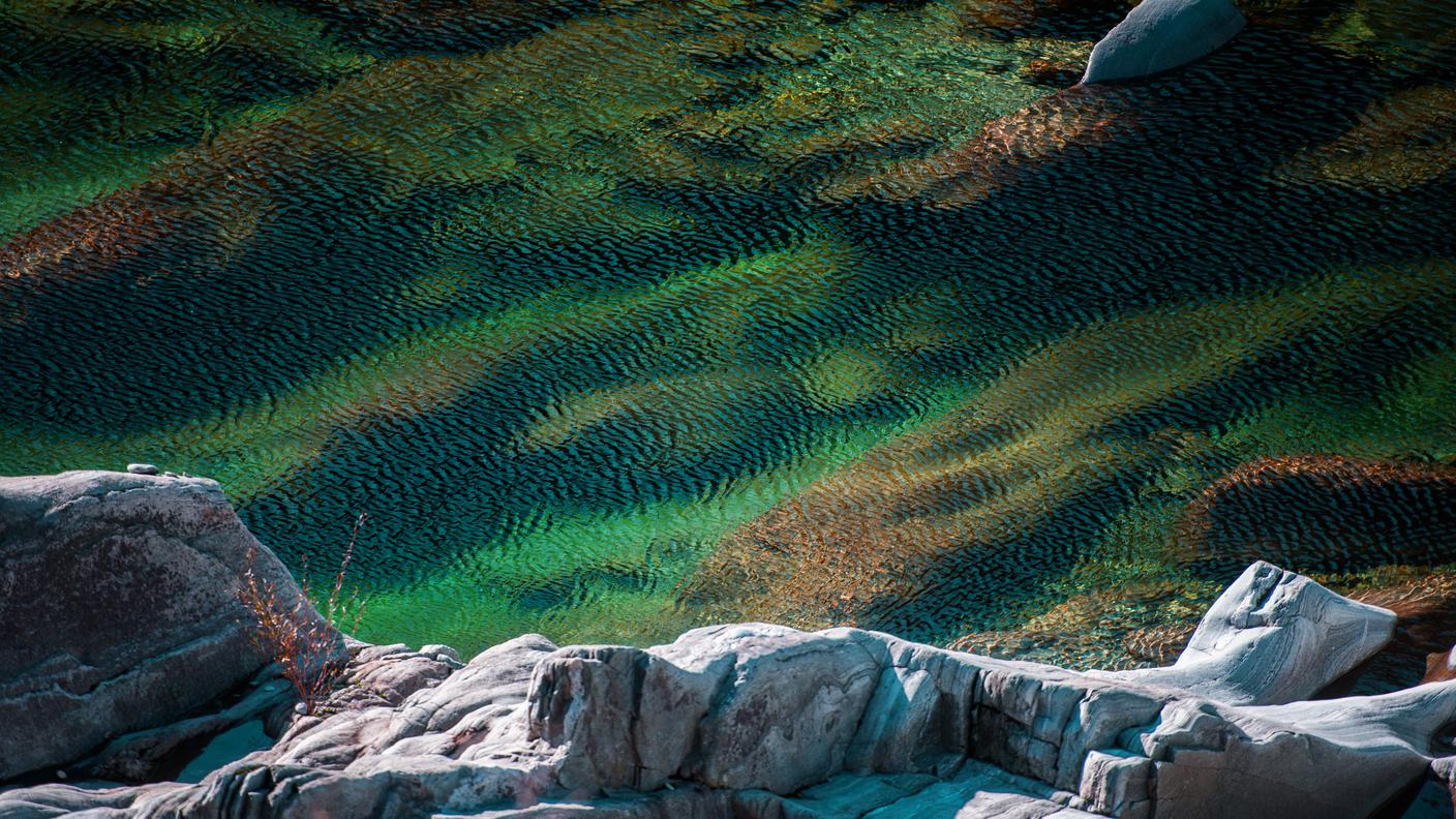 Il colore autunnale dell'acqua del Maggia