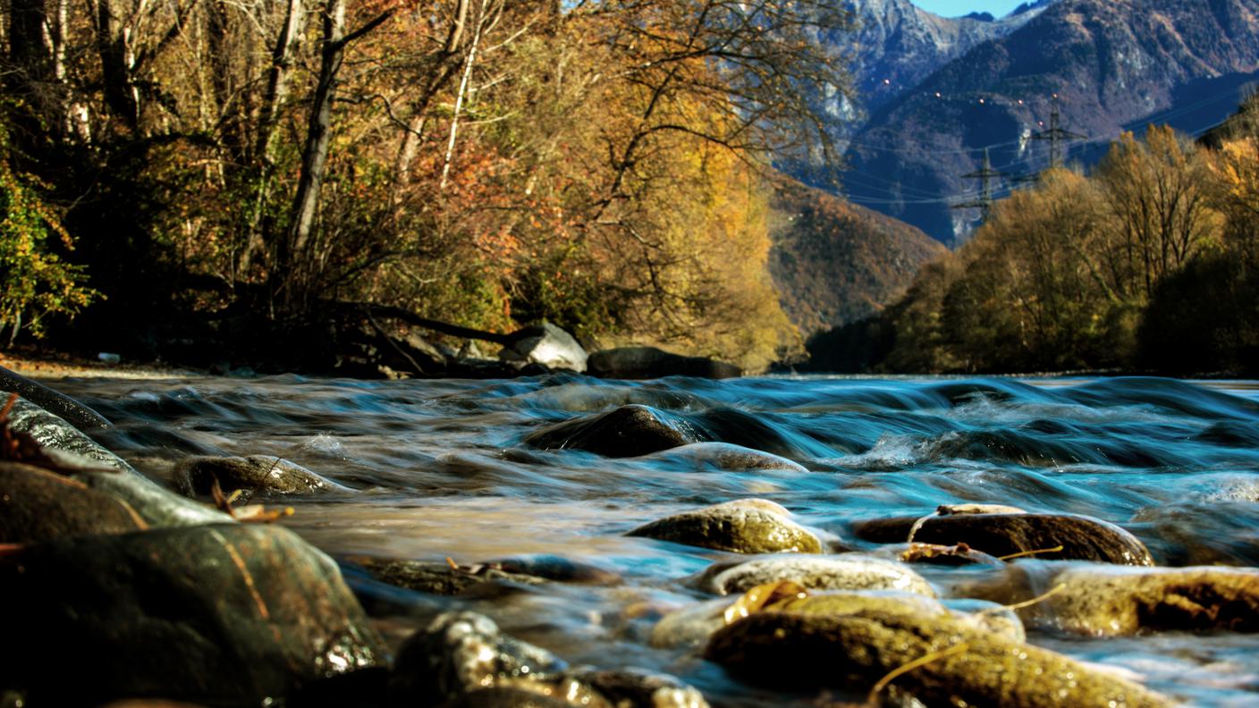 Il fiume Moesa mentre attraversa il paesaggio autunnale