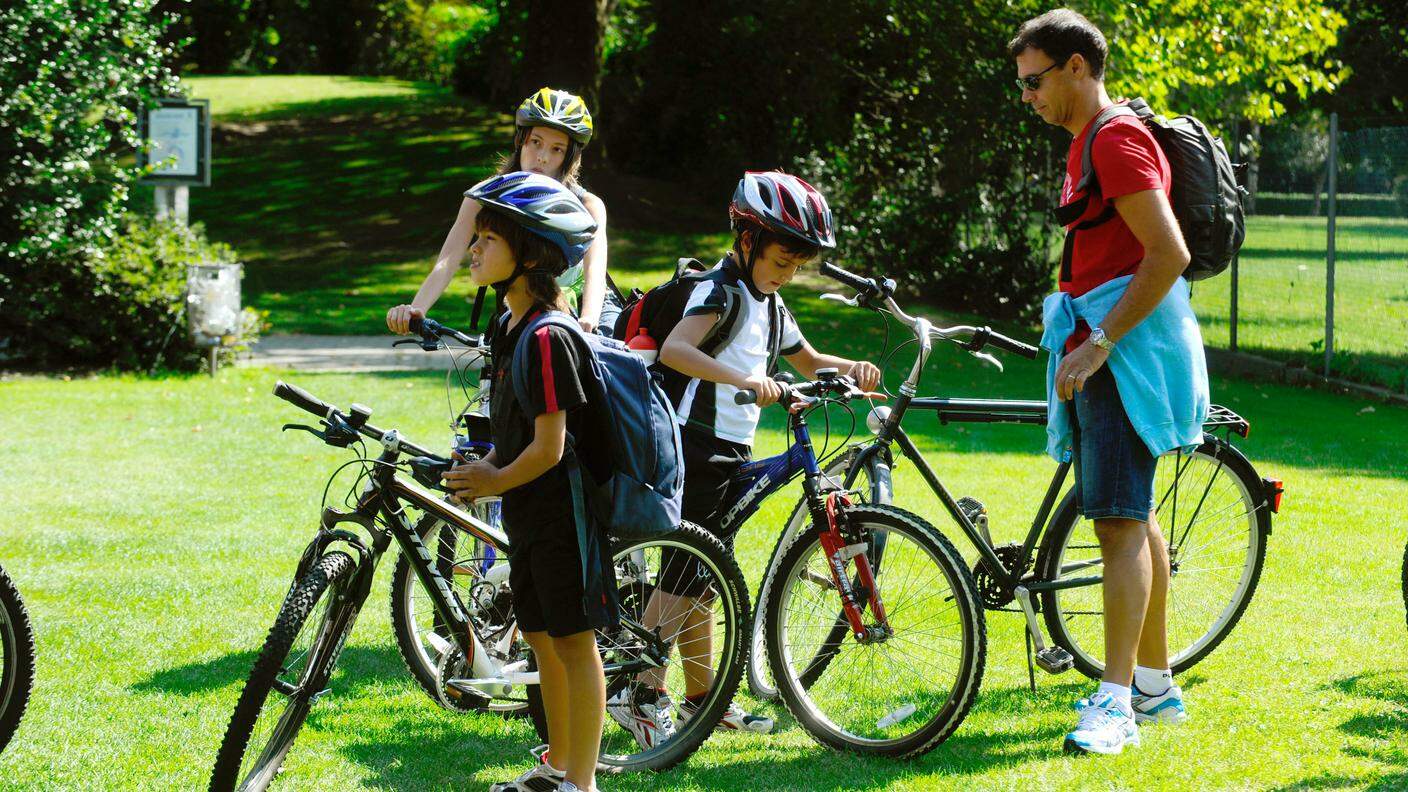 Auspicati bike sharing, pedibus e velobus