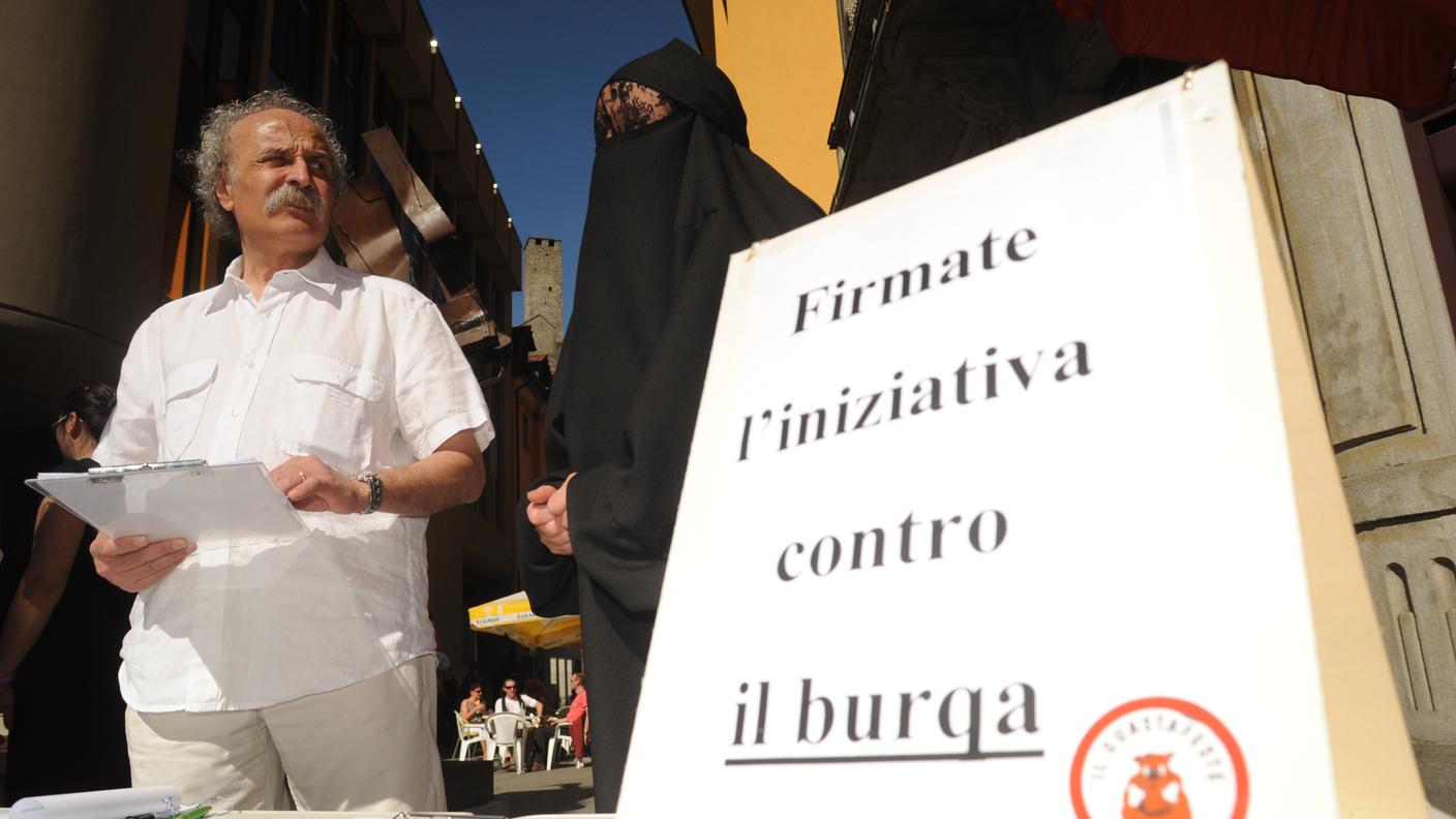 Ghiringhelli impegnato nella raccolta di firme contro il burqa nel 2011
