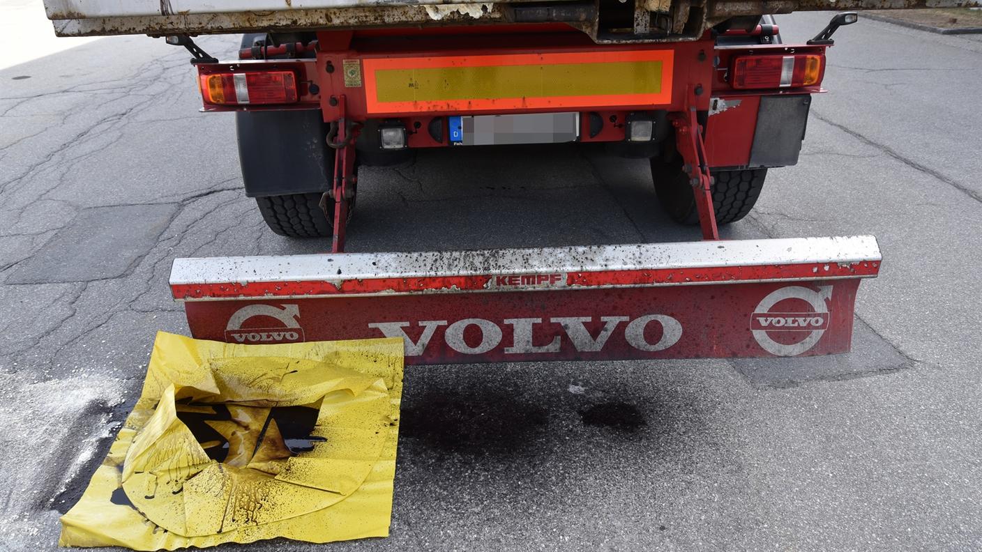 Il liquido, ancora sconosciuto, perso dal camion