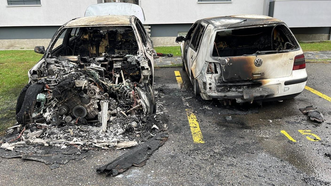 Le fiamme hanno danneggiato anche un'altra automobile posteggiata a fianco