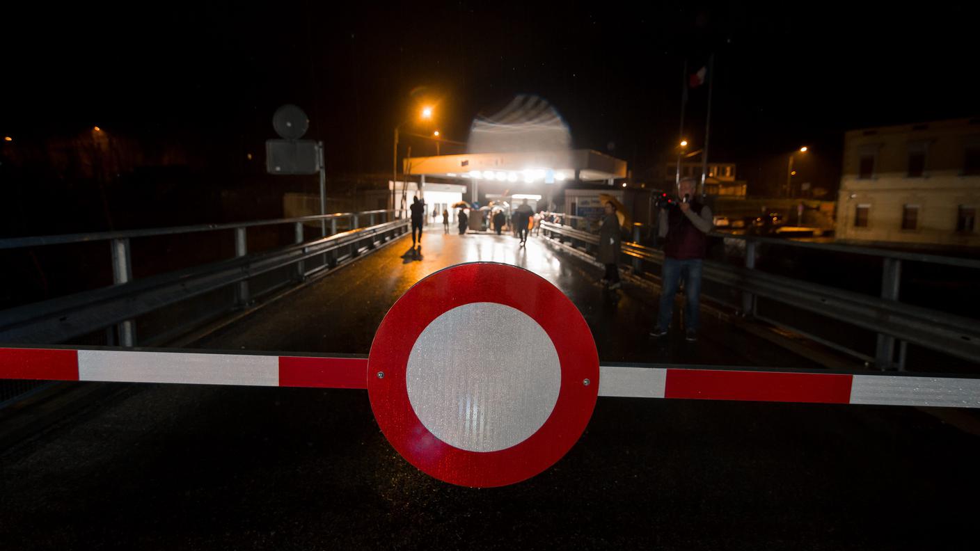 La barriera abbassata al confine di Ponte Cremenaga fa discutere